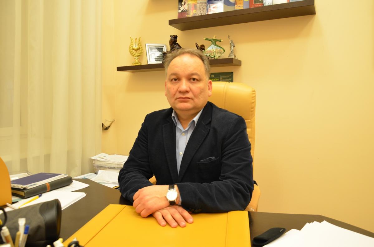 إسكندير بارييف رئيس مركز موارد تتار القرم