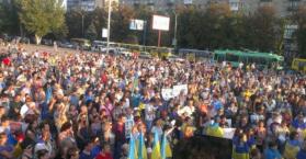 سكان ماريوبول بأوكرانيا يتظاهرون رفضا لنزع سلاح شيروكينا وإنشاء منطقة عازلة (فيديو)