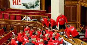 أحزاب المعارضة الأوكرانية تعلن استعدادها "لقتال" حزب الأقاليم الحاكم