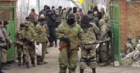 مقاتلون أوكران في شرق البلاد بأحد القواعد العسكرية