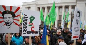 مظاهرات أمام البرلمان الأوكراني احتجاجا على اعتقال سياسيين