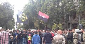 بعد مقتل اثنين.. "القطاع اليميني" يحتج مطالبا باستقالة وزير الداخلية الأوكراني