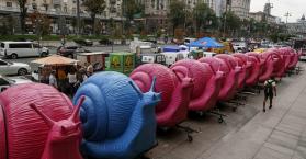 "الحلزونات" يحتججن في العاصمة الأوكرانية كييف