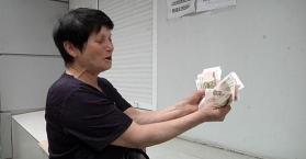 طغيان العملة الروسية الروبل في دونيتسك شرق أوكرانيا