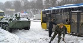 عاصفة ثلجية مفاجئة تشل حركة السير والمشاة في أوكرانيا