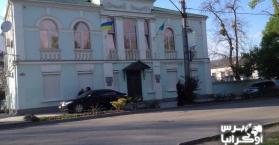 تتار القرم يعيدون رفع العلم الأوكراني على مبنى المجلس بعد إزالته من موالين لروسيا