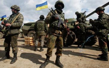 أوكرانيا ترفع حجم قواتها العسكرية وسط تبادل الاتهامات بوجود روس وأمريكيين على أراضيها