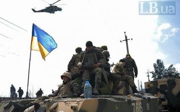قتل ثلاث مهاجمين وأصيب 13 آخرين و أسر60  في هجوم  مسلح لقوات موالية لروسيا على معسكر لجنود أوكران بمدينة ماريوبول شرق أوكرانيا.
