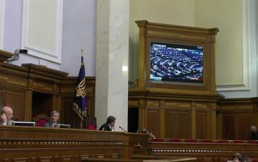 نواب في البرلمان الأوكراني يتابعون من على شاشة البرلمان توقيع البرلمان الأوروبي على الاتفاقية