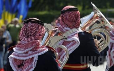 الأوركسترا العسكرية الأردنية تعزف للسلام والنصر في أوكرانيا 