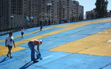 ناشطون يرسمون أكبر علم لتتار القرم في العاصمة كييف (صور)