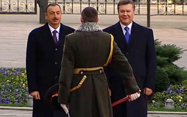 موقف محرج لقائد الحرس الأوكراني أثناء مراسم استقبال رئيس أذربيجان
