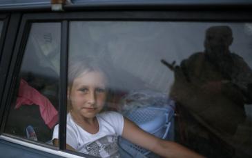 طفلة نازحة بسبب معارك شرق أوكرانيا