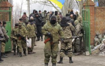 مقاتلون أوكران في شرق البلاد بأحد القواعد العسكرية
