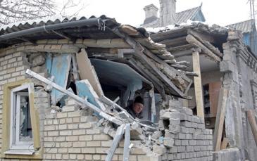 آثار سقوط قذيفة على أحد المنازل بشرق أوكرانيا