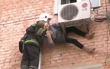 في 97 من العمر.. مسنة أوكرانية تسقط من نافذة بيتها وتتعلق بمثبت جهاز التكييف