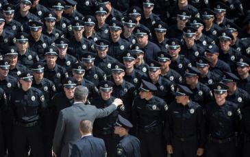 الرئيس الأوكراني يحيي عناصر جهاز الشرطة الجديد 