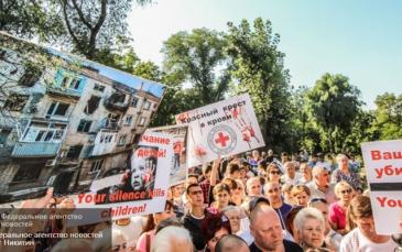 جانب من الإحتجاجات على فرقة منظمة الأمن والتعاوت الأوروبي في دونيتسك