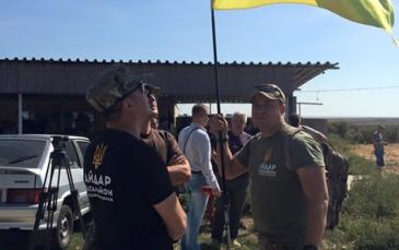 جانب من حصار تتار القرم لشبه الجزيرة على الحدود الأوكرانية 