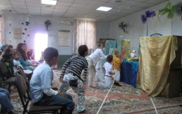 مسرح العرائس مفاجئة العيد السعيد لأطفال مسلمي فينيتسا