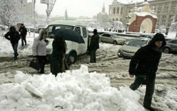 إقالة رؤساء إدارات 3 أحياء في العاصمة كييف بسبب الجليد وتراكم الثلوج