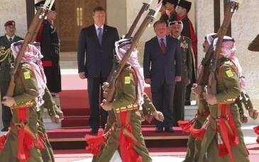 جانب من استعراض حرس الشرف الأردني خلال مراسيم استقبال الرئيس يانوكوفيتش اليوم (رويترز)