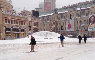 التزلج على الجليد في طريق "خريشاتيك" الشهير بمركز العاصمة كييف