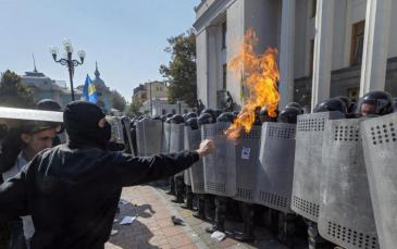  ما حدث أمام البرلمان "طعنة في الظهر" و"حملة ضد أوكرانيا"