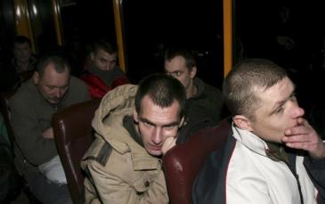 انفصاليو أوكرانيا يفرجون عن 16 جنديا حكوميا