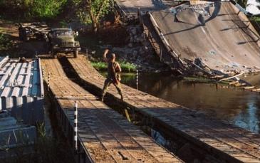 الجيش الأوكراني يعبر أحد الأنهار بجوار جسر دمره الانفصاليون الموالون لروسيا