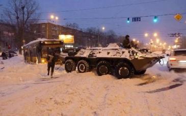 مدرعة عسكرية تسحب السيارات العالقة وسط العاصمة