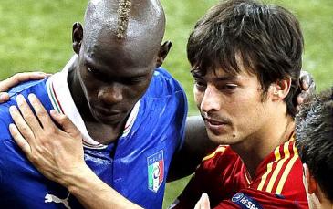 لاعب أسباني يواسي زميلا إيطاليا بالهزيمة