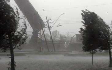 عاصفة قوية تقتل عجوزا وتقطع الكهرباء عن الآلاف في أوكرانيا