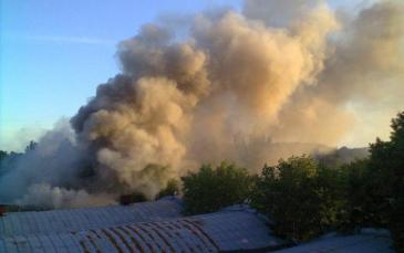 سحب الدخان الناجمة عن الحريق غطت أجزاء واسعة من سماء العاصمة كييف
