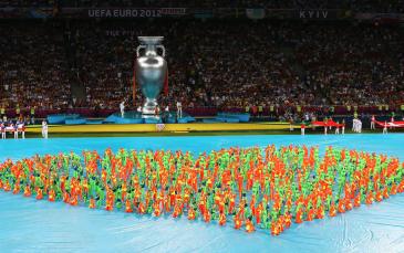 جانب من الاستعراض الذي سبق المباراة النهائية لبطولة اليورو 2012 على أرض الملعب الأولمبي بكييف
