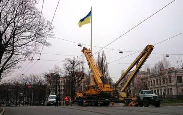 مجهولون يفجرون سارية العلم الأوكراني وسط مدينة خاركيف