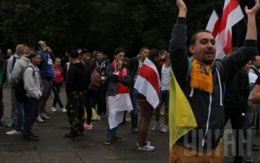 جانب من مسيرة لمشجعي منتخبي أوكرانيا وبيلاروسيا في لفيف