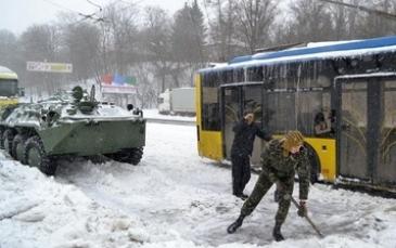 عاصفة ثلجية مفاجئة تشل حركة السير والمشاة في أوكرانيا