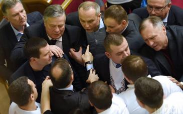 شجار بين زعيم "الراديكاليين" والمدعي العام الأوكراني أثناء محاكمة نائب برلماني (فيديو)