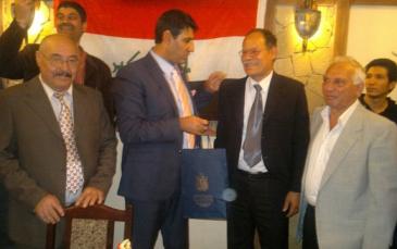 السفير يقدم هدية تقديرية لإحدى الشخصيات العراقية في خاركيف