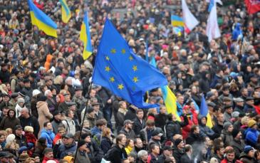 يانوكوفيتش إلى ليتوانيا، وآزاروف يتهم المعارضة بالسعي لزعزعة استقرار البلاد