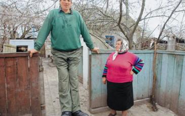 أطول رجل في العالم "ليونيد ستادنيك" بجوار والدته
