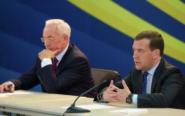 آزاروف يبحث في روسيا تداعيات شراكة أوكرانيا مع الاتحاد الأوروبي