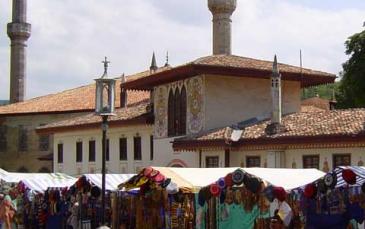 أسواق تبيع التحف أمام المعالم الإسلامية الأثرية المتبقية في المدينة