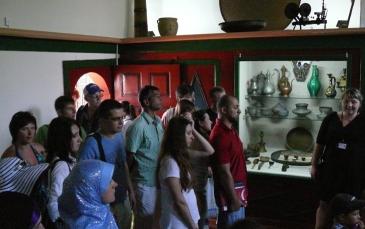 بعض المشاركين في زيارة لمتحف مسجد بخش سراي