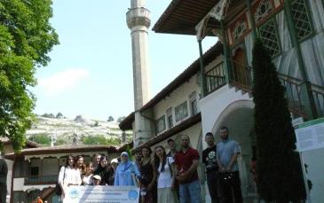 بعض المشاركين أمام مبنى مسجد بخش سراي