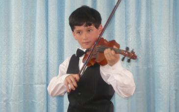 بكر يهوى العزف على آلة الكمان