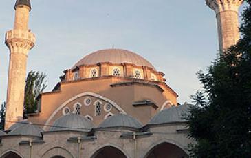 المسجد يعتبر من أهم الآثار الباقية من عصر النهضة الإسلامية في القرم