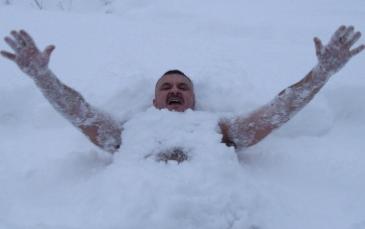 بساعة و20 دقيقة.. أوكراني يحطم الرقم القياسي للبقاء عاريا في الثلج
