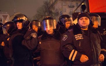 احتجاجات في أوكرانيا بعد قرار تجميد مساعي الشراكة مع أوروبا (صحيفة "الحقيقة الأوكرانية")